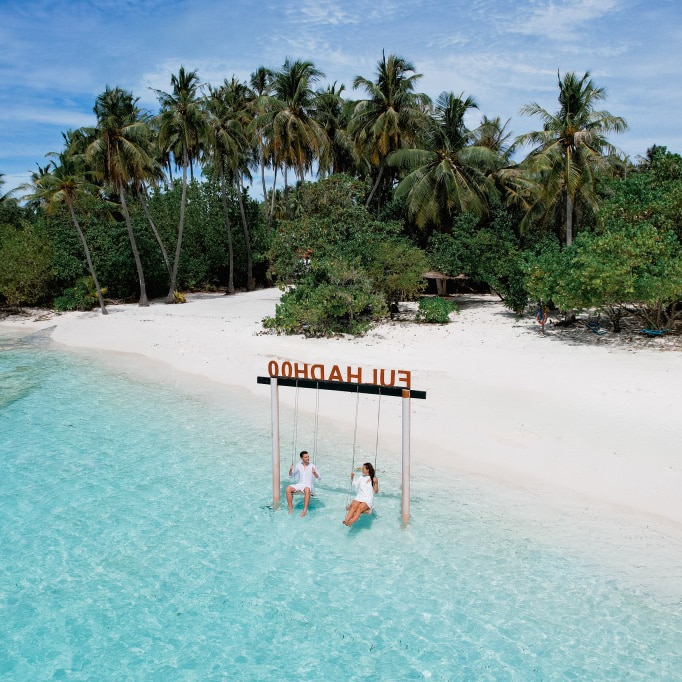Para młoda uwieczniona z drona na sesji ślubnej na Malediwach na wyspie Fulhadhoo